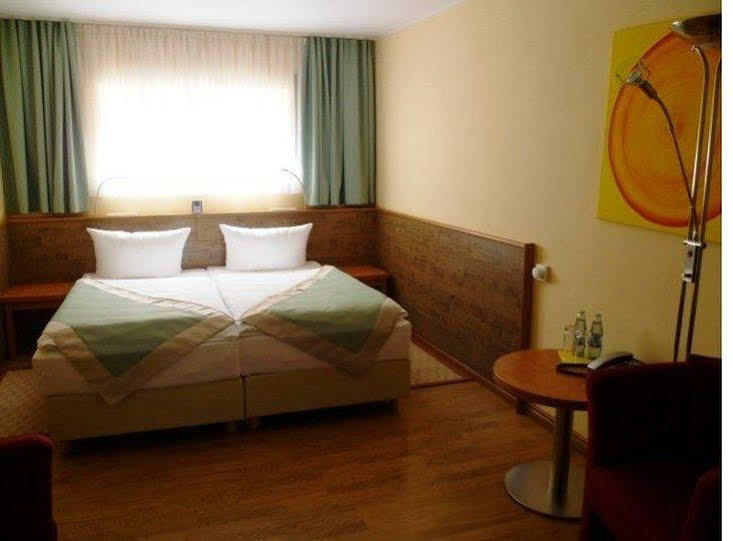 Port Inn Hotel Eichwalde Dış mekan fotoğraf